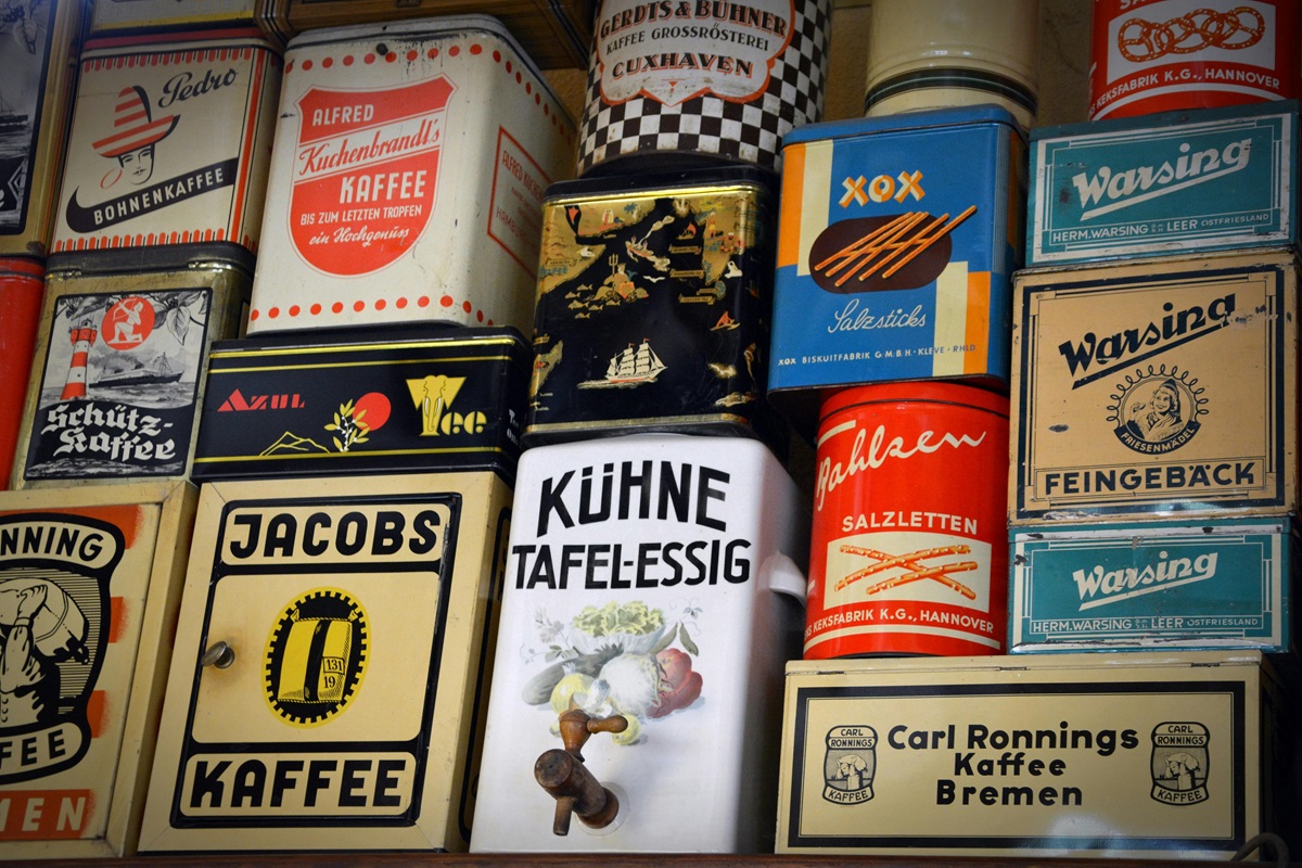 Sbírka starožitných plechových dóz od kávy a potravin s retro designem